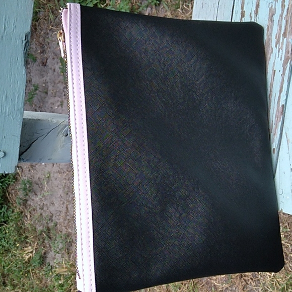 Nwt Zippered Clutch or Wristlet - Picture 2 of 4